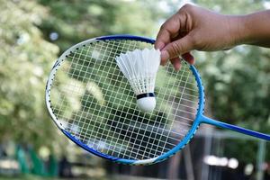 badminton utomhus utrustning badmintonbollar och badminton racketar, på gräsmatta, mjuk och selektiv fokus på fjäderbollar, utomhus- badminton spelar begrepp foto