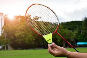 utomhus- badminton utrustning badmintonbollar racketar. utomhus- badminton spelar begrepp. foto