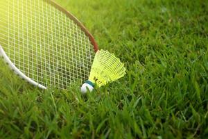 badminton utomhus utrustning badmintonbollar och badminton racketar, på gräsmatta, mjuk och selektiv fokus på fjäderbollar, utomhus- badminton spelar begrepp foto