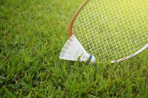 badminton utomhus utrustning badmintonbollar och badminton racketar, på gräsmatta, mjuk och selektiv fokus på fjäderbollar, utomhus- badminton spelar begrepp foto