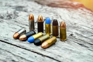 9mm pistol kulor och kula skal på trä- tabell, mjuk och selektivc fokus. foto
