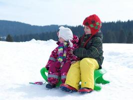 porträtt av pojke och bebis flicka på vinter- semester foto