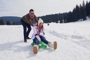 Lycklig ung par har roligt på färsk visa på vinter- semester foto