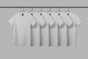 rad av t-shirt attrapp mall med kläder linje foto