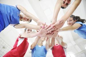 tjejer som spelar volleyboll inomhusspel foto