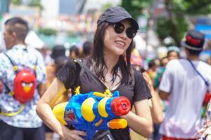 siam fyrkant, Bangkok, thailand - apr 13, 2019 kort verkan av människor går med fester av de thai ny år eller songkran i siam fyrkant. foto