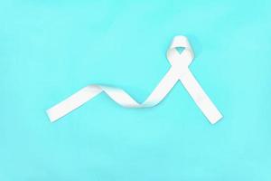lunga cancer medvetenhet månad med vit band. sjukvård och medicin begrepp. foto