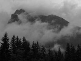 svartvit skott av berg i de bavarian alps foto