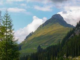 kallbrunn alm och topp av hochkranz, österrikiska alps foto