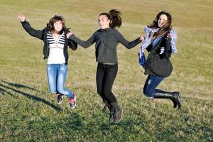 grupp av tonåren ha roligt utomhus- foto