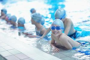 barngrupp vid poolen foto