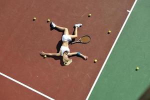 ung kvinna spela tennis utomhus foto