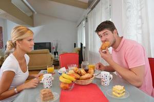 familj ha friska frukost på Hem foto