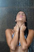 sexig ung kvinna enjoing bad under vatten dusch foto