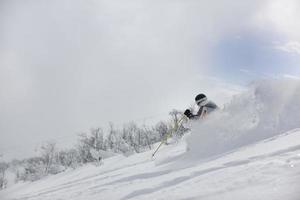 skidåkare på berg foto