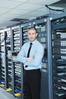 ung den ingenjör i datacenter server rum foto