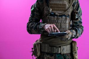 soldat använder sig av läsplatta dator närbild foto