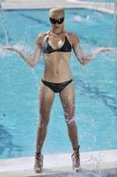 kvinna koppla av och ha roligt på simning slå samman foto