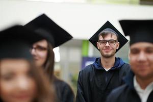 grupp av olika internationell examen studenter fira foto