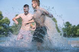 sommar glädje vänner har roligt på flod foto