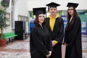 grupp av olika internationell examen studenter fira foto