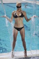 kvinna koppla av på simning slå samman foto