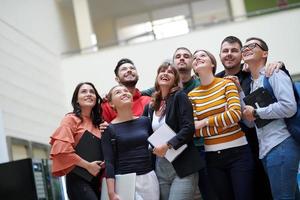 elever i modern skola som använder modern teknologi foto