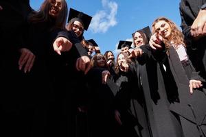 grupp av olika internationell examen studenter fira foto