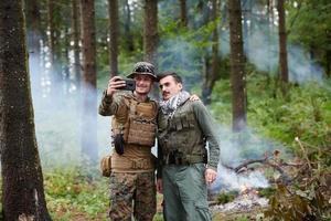 soldater och terrorist tar selfie foto