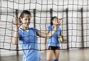 tjejer som spelar volleyboll inomhusspel foto