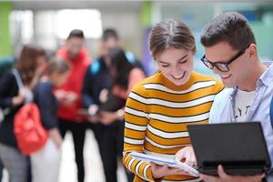 studenter använder sig av modern teknologi i skola foto