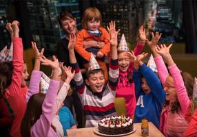 Lycklig ung pojke har födelsedag fest foto