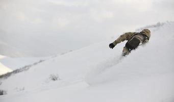 skidåkare på berg foto