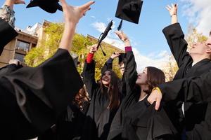 grupp av olika internationell examen studenter fira foto