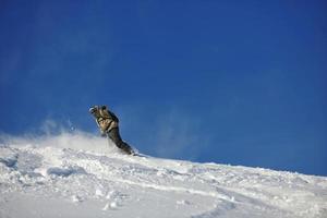 freestyle snowboardåkare hoppa och åka foto