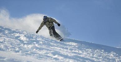 freestyle snowboardåkare hoppa och åka foto