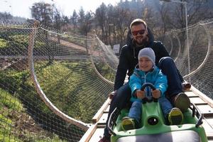 far och son åtnjuter körning på alpina underlägg foto