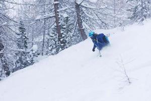 freeride skidåkare i djup pudersnö foto