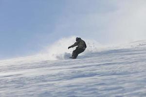 freestyle snowboardåkare hoppa och åka foto