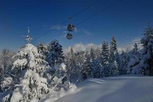 åka skidor hiss gondol i alps foto