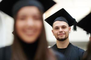 grupp av olika internationell examen studenter fira foto