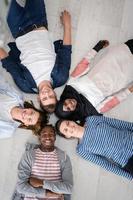 topp se av en olika grupp av människor liggande på de golv och symboliserar samhörighet foto