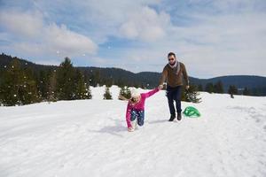 Lycklig ung par har roligt på färsk visa på vinter- semester foto