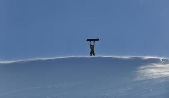 skidåkare på berg foto