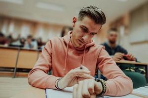 de studerande användningar en smart klocka i matematik klass foto