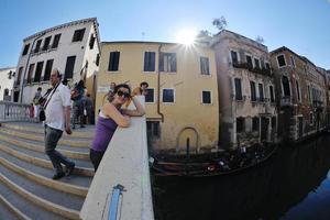 turist kvinna ha vackert semester tid i Venedig foto