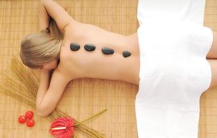 massage med varma vulkaniska stenar foto