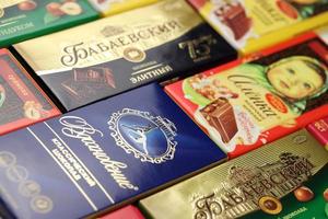ternopil, ukraina - april 24, 2022 knippa av känd ryska choklad Produkter - babayevskiy choklad, vdokhnovenie och alyonka. gammal ryska traditionell choklad foto