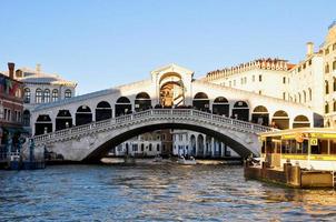 Venedig - rialto bro och stor kanal och ÅNGBÅTEN foto