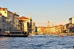 klassisk Venedig kanal se med typisk byggnader, färgrik fönster, broar och båtar foto